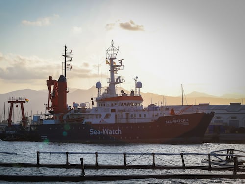 Sea Watch sotto sequestro. L'ong: "L'Italia impedisce di salvare i migranti"