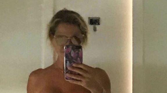 Simona ventura sexy allo specchio: "Faccio ancora la mia porca figura"