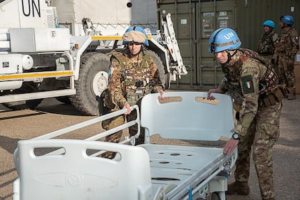 Unifil, il contingente italiano consegna un'abulanza alla municipalità di tiro 6