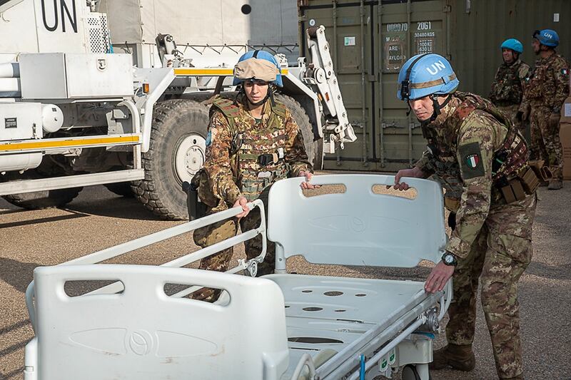 Unifil, il contingente italiano consegna un'abulanza alla municipalità di tiro 6