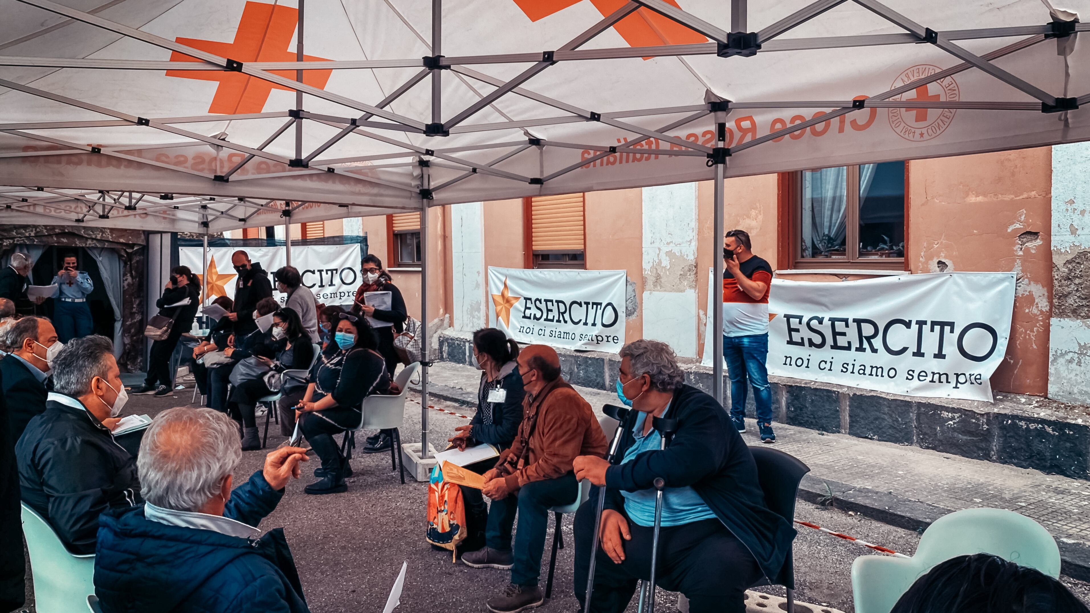 Conventi, borghi e isole: l'esercito dei vaccinatori a caccia degli "invisibili"