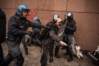 Gli scontri tra manifestanti e polizia a Torino 8