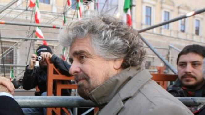 Grillo ospita sul suo blog l'ex nemico Di Pietro