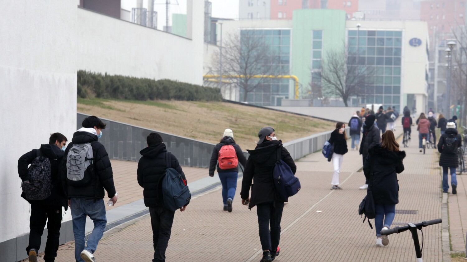 Gli studenti tornano a scuola. Nel caos