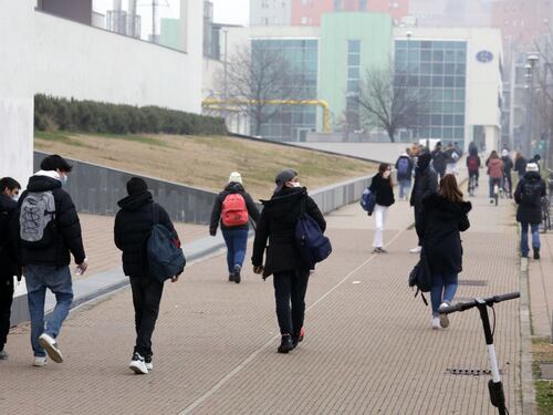 Gli studenti tornano a scuola. Nel caos