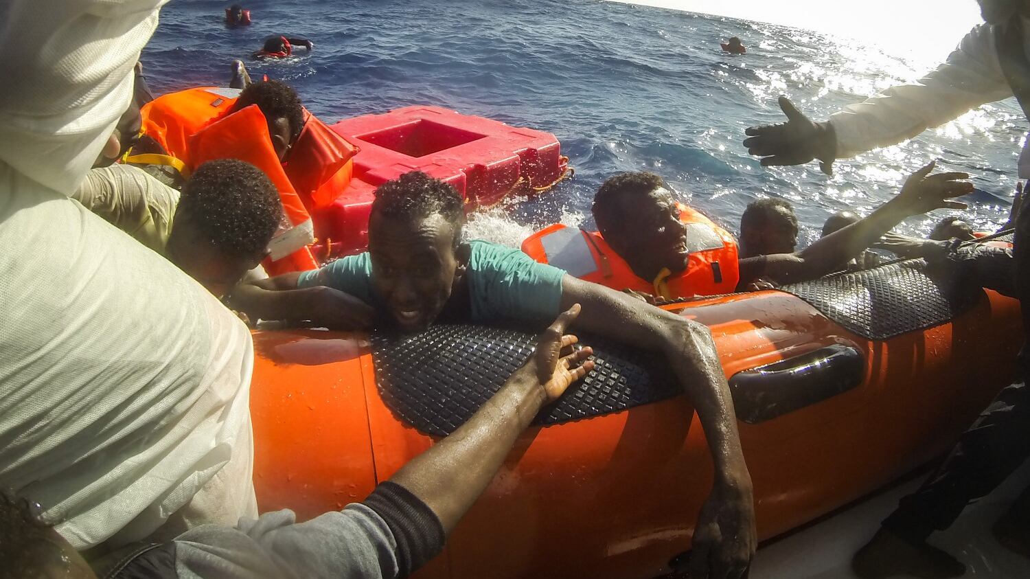 Gli scafisti rubano il motore al gommone: il naufragio provoca una strage