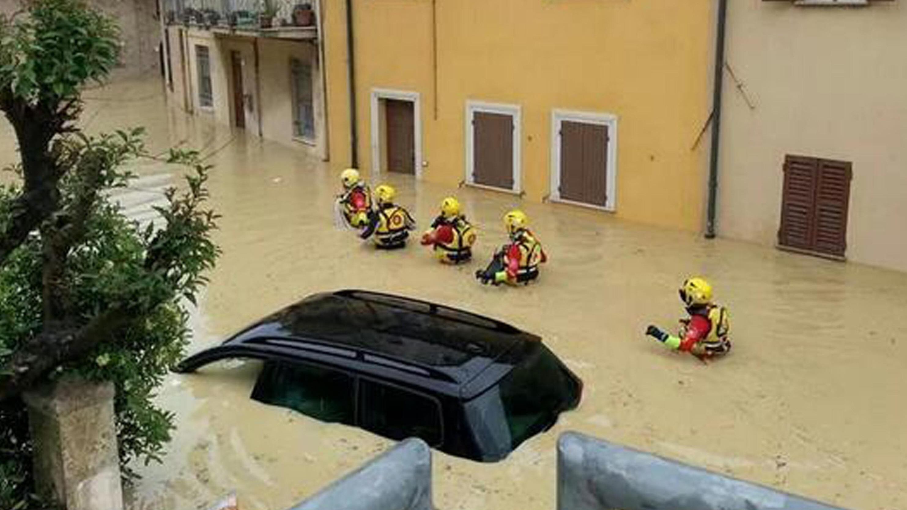 L'alluvione frena i soccorsi. Due morti nelle Marche