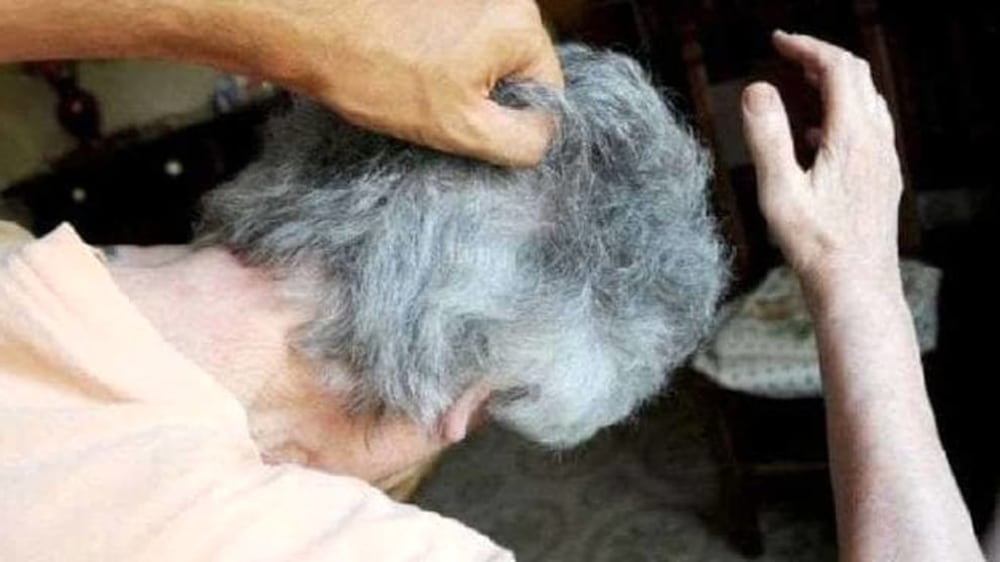 Pretende denaro dalla madre e minaccia di tagliarle la testa
