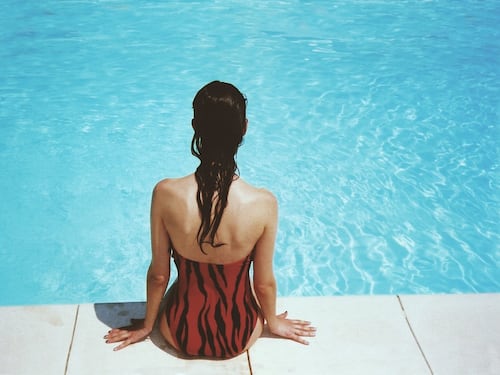 Barcellona dice sì al topless libero in piscina