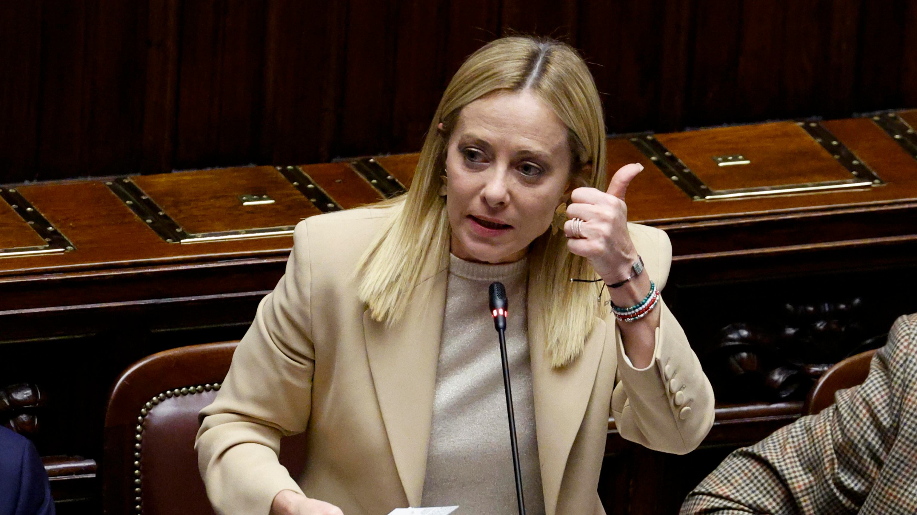 Meloni spegne le accuse sugli operai senza casco