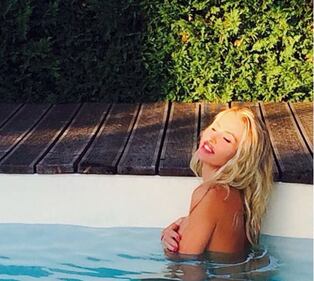 Valeria Marini, bomba sexy tra pubblico e privato  8