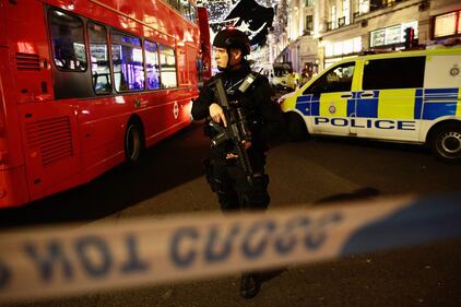 Londra, scatta l'allarme a Oxford Street: paura tra la gente 8