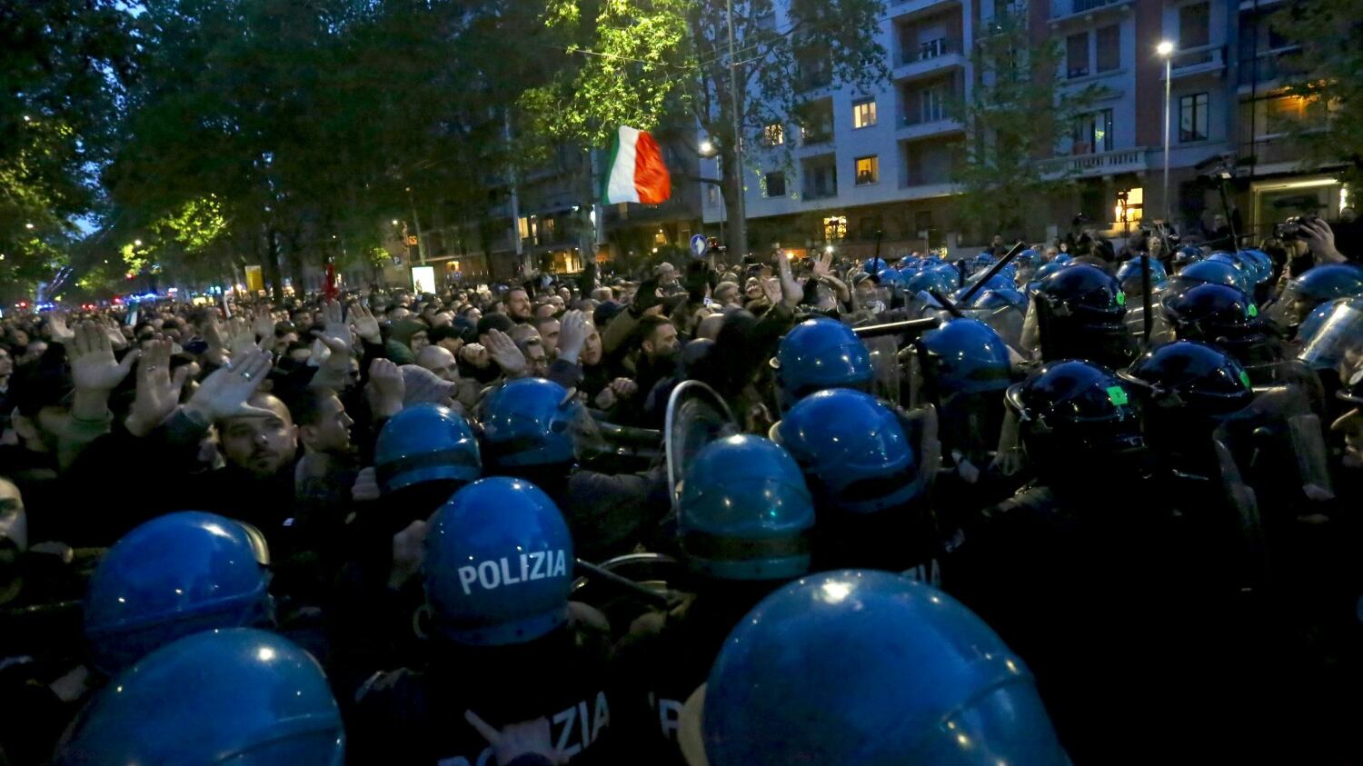 Milano, scontri e tensioni al corteo per Sergio Ramelli: ferito un manifestante