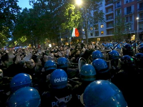 Milano, scontri e tensioni al corteo per Sergio Ramelli: ferito un manifestante