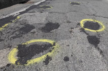 Roma, inciampa in una buca ai Parioli: donna incinta fa causa alla Raggi