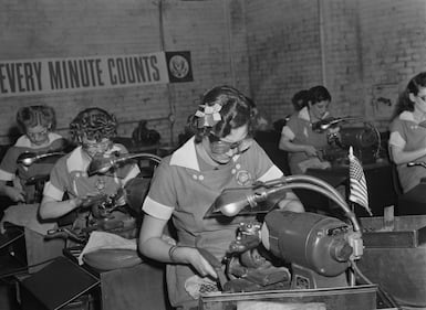 "È guerra". E le donne entrarono nell'industria pesante 11