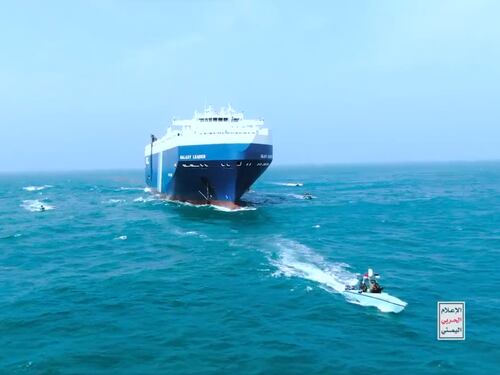 Nave dirottata nel mar Rosso: l'assalto in elicottero dei ribelli Houthi dello Yemen