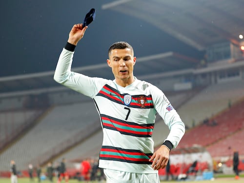 CR7 furioso per un suo gol fantasma: esce dal campo e lancia la fascia