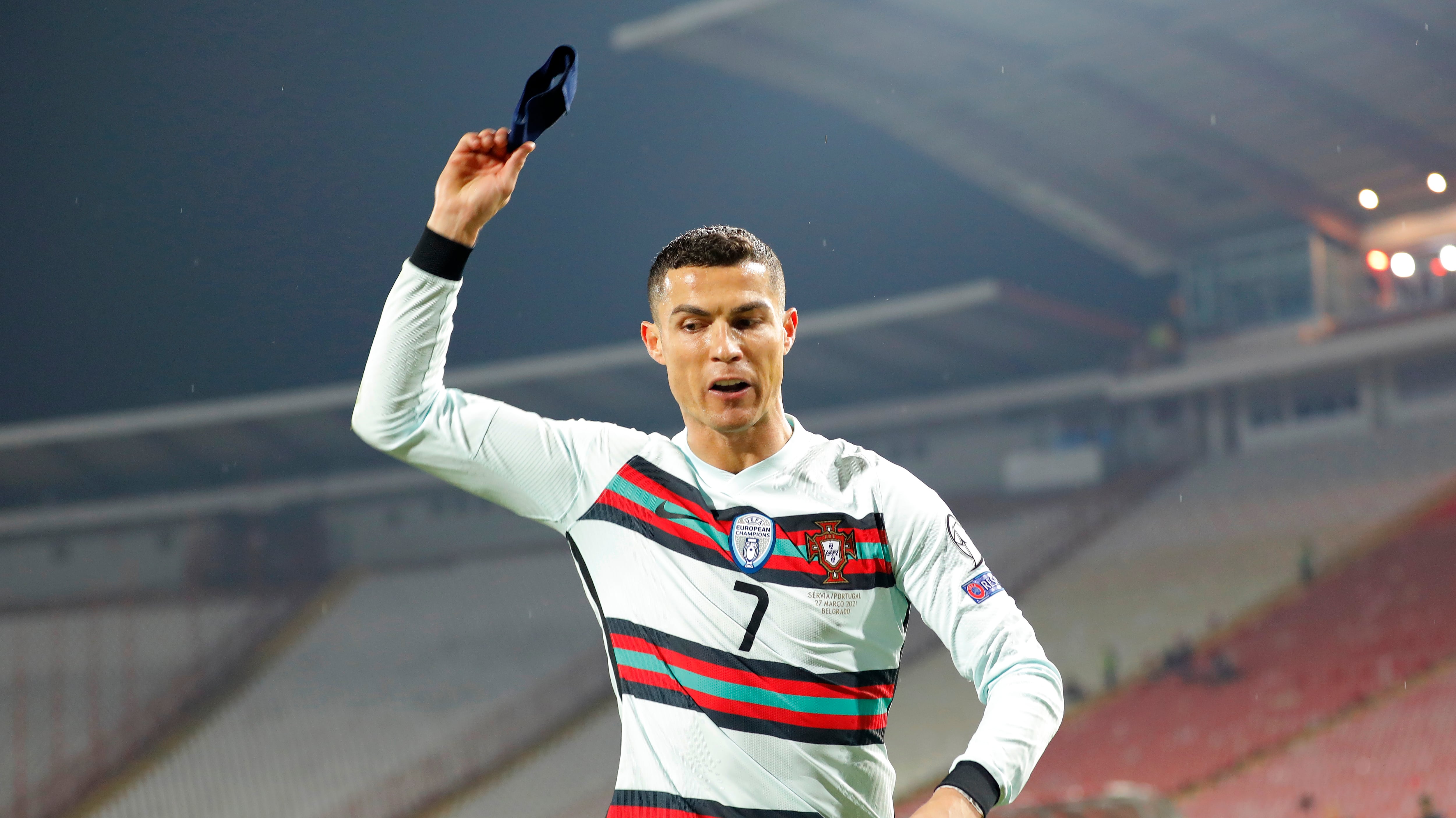 CR7 furioso per un suo gol fantasma: esce dal campo e lancia la fascia