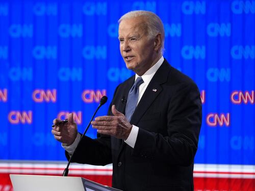 Disastro Biden, lui non molla. I Dem nel panico: "Si ritiri"