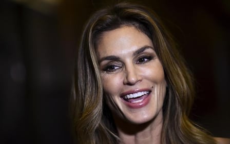 Cindy Crawford hot, in topless e jeans per Vogue 16