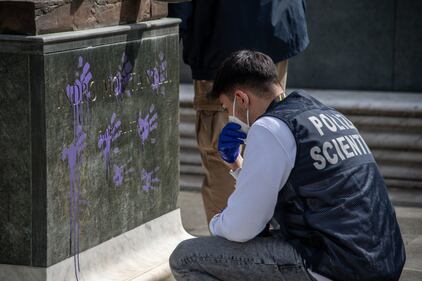 Vandalizzata la statua di Indro Montanelli a Milano  2