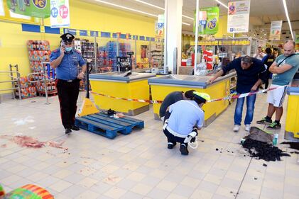 Sparatoria in un supermercato a Cormano: ferita una bambina e un vigilante 4