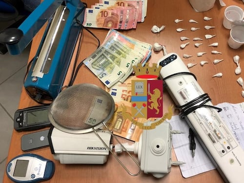 Cocaina e contanti in casa: quattro arresti
