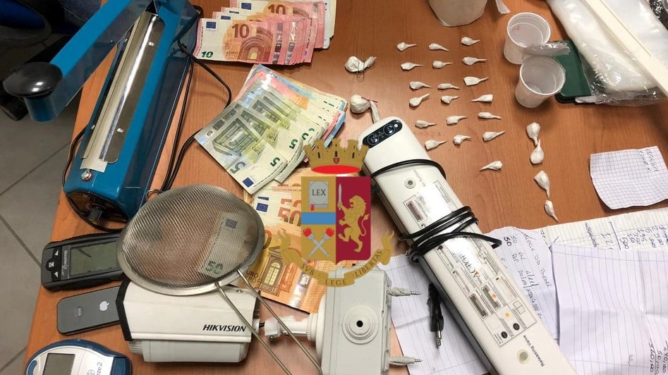 Cocaina e contanti in casa: quattro arresti