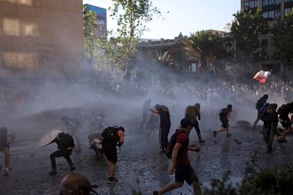 Cile, continuano le proteste anti-governative a Santiago 6