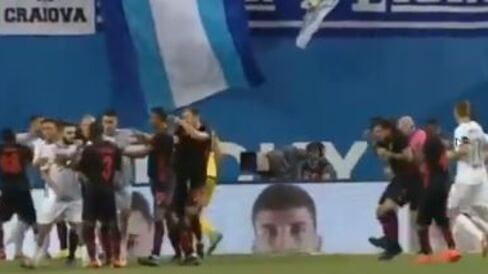 Craiova-Honved, che caos: bomba carta sull'arbitro da parte dei tifosi rumeni