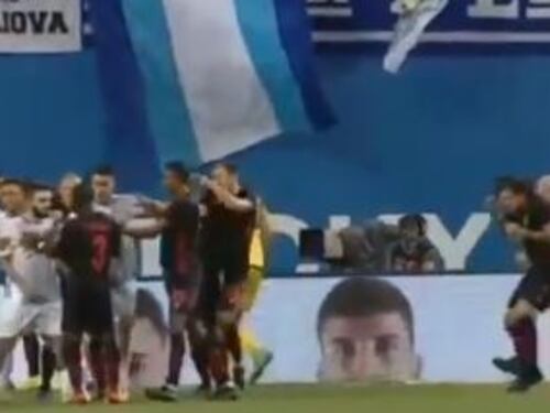 Craiova-Honved, che caos: bomba carta sull'arbitro da parte dei tifosi rumeni