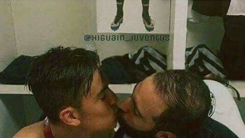Juventus, sul web impazza il bacio tra Dybala e Higuain: è un fake