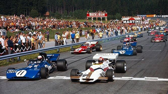Jackie Stewart festeggia il mondiale sotto il sole di Ferragosto