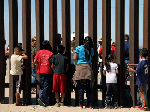 Migranti, pugno duro di Trump: "Separare genitori e figli al confine"