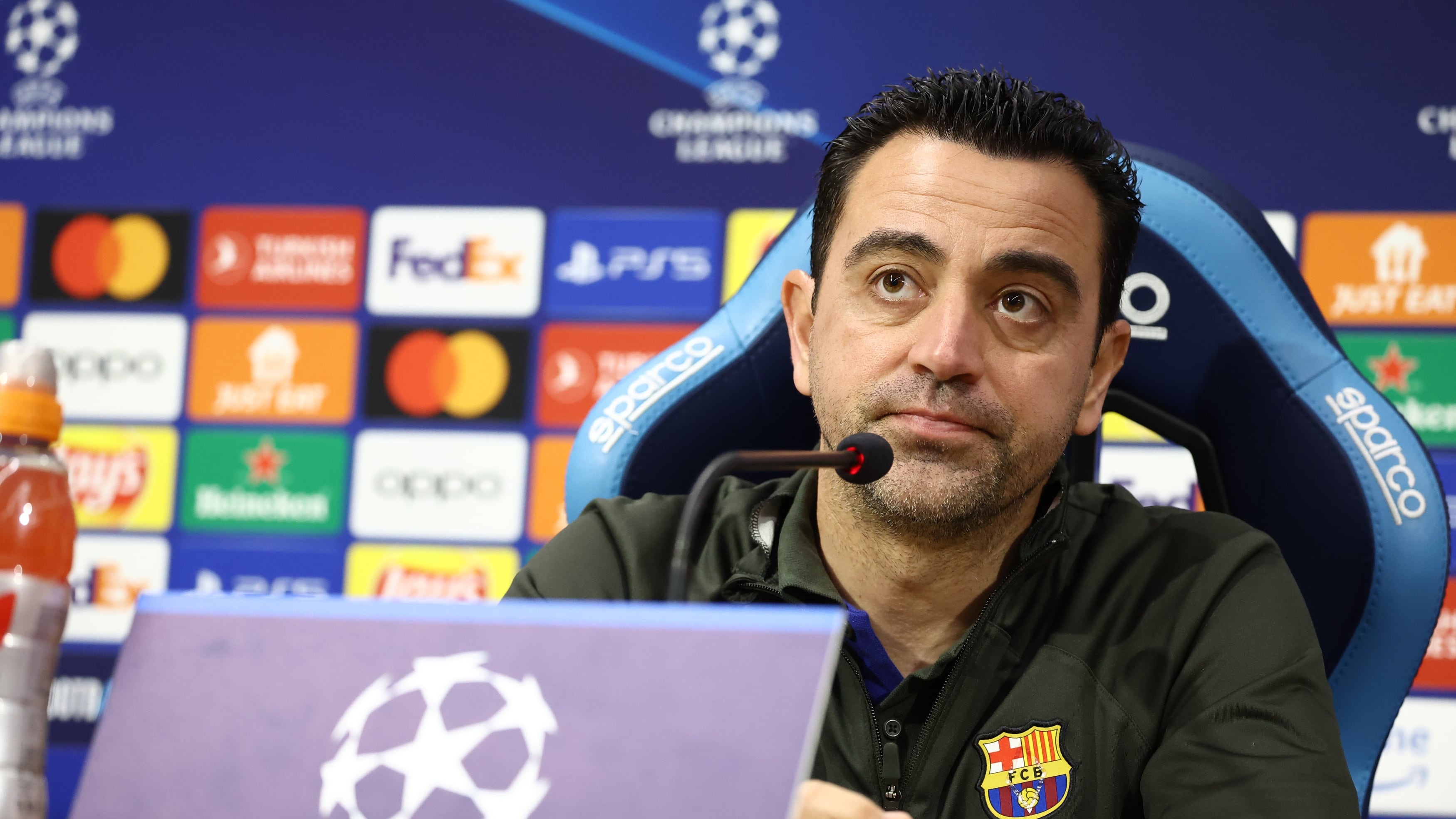 È caccia alla talpa nel Barcellona: Xavi controlla i telefoni dei calciatori