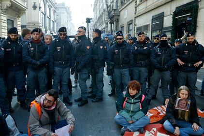 Ultima generazione tenta il blitz a Palazzo Chigi: fermati dalla polizia 8