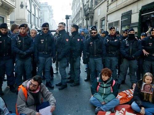 Fango e calcinacci per Meloni: nuovo blitz degli eco-vandali contro Palazzo Chigi