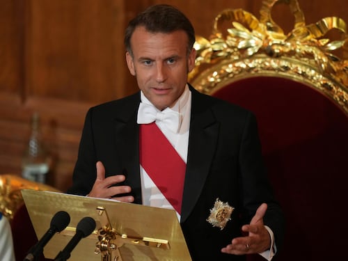 Quel regalo di re Carlo a Macron che fa arrabbiare gli inglesi: cosa ha fatto
