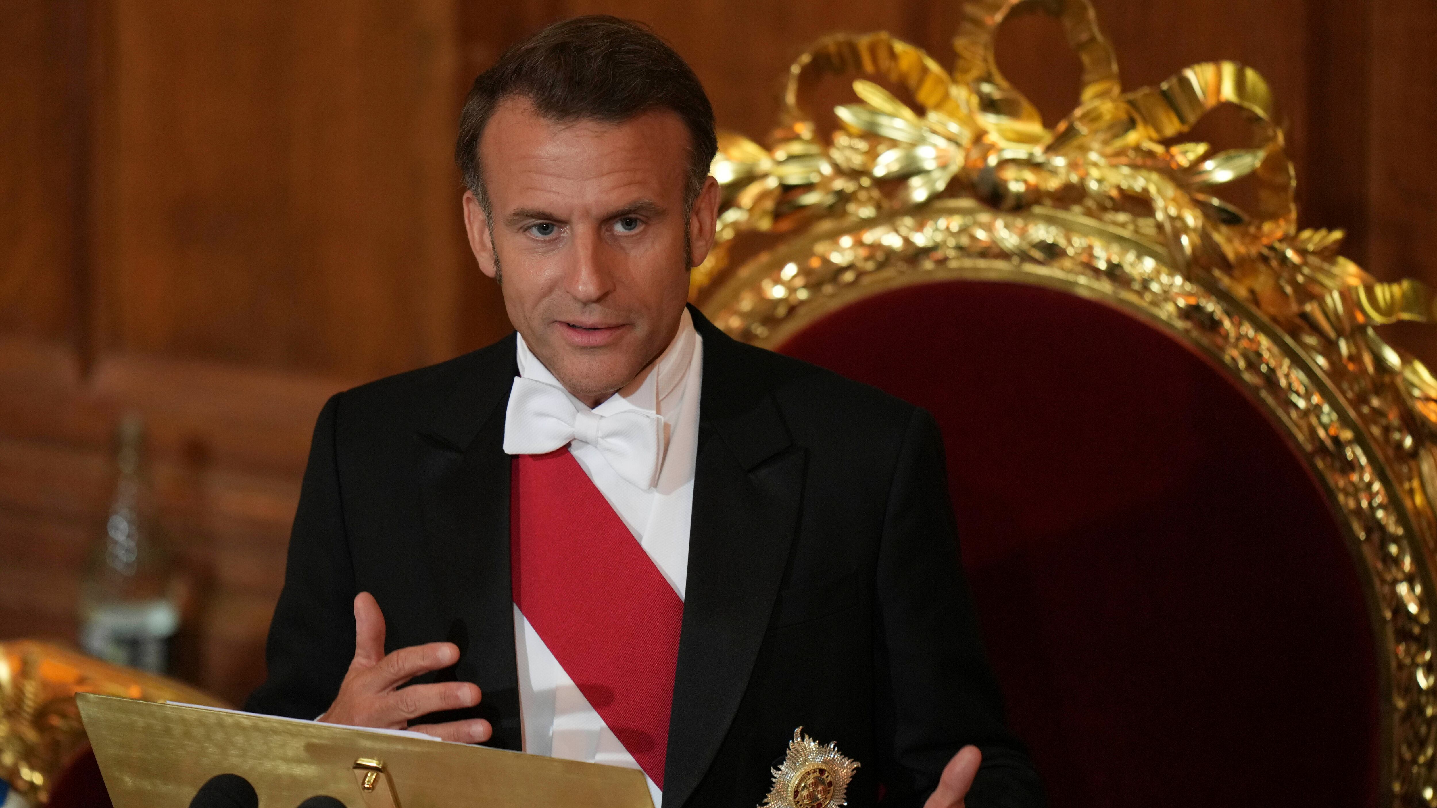Quel regalo di re Carlo a Macron che fa arrabbiare gli inglesi: cosa ha fatto