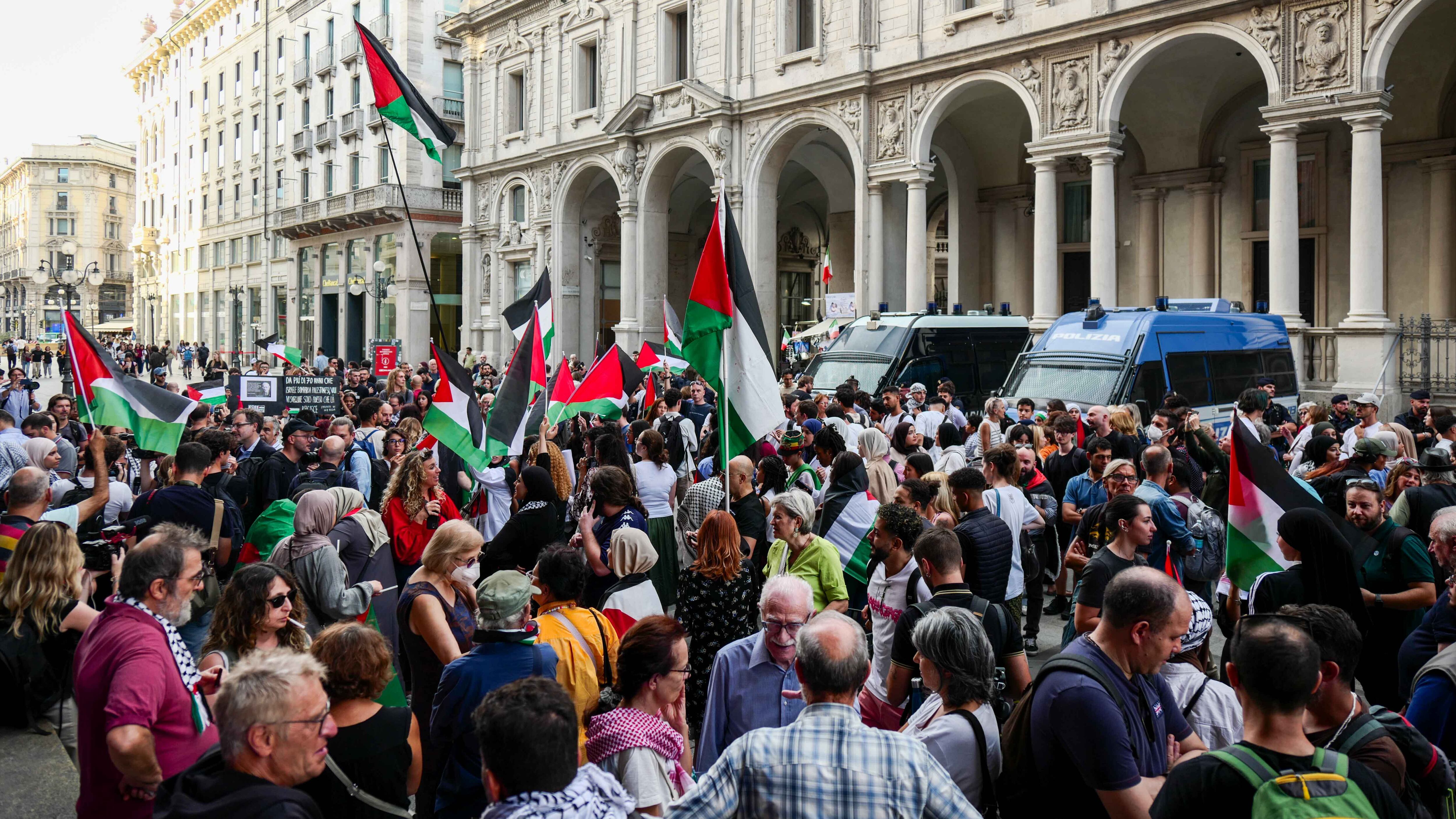 “Israele Stato fascista”. E la piazza rossa che sta con Hamas vomita insulti anche contro Meloni