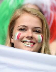Italia-Spagna: ecco le tifose sexy sugli spalti 2