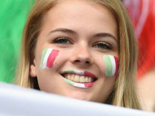 Italia-Spagna: ecco le tifose sexy sugli spalti