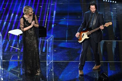 Sanremo 2017, Maria De Filippi e il bacio agli ospiti 37