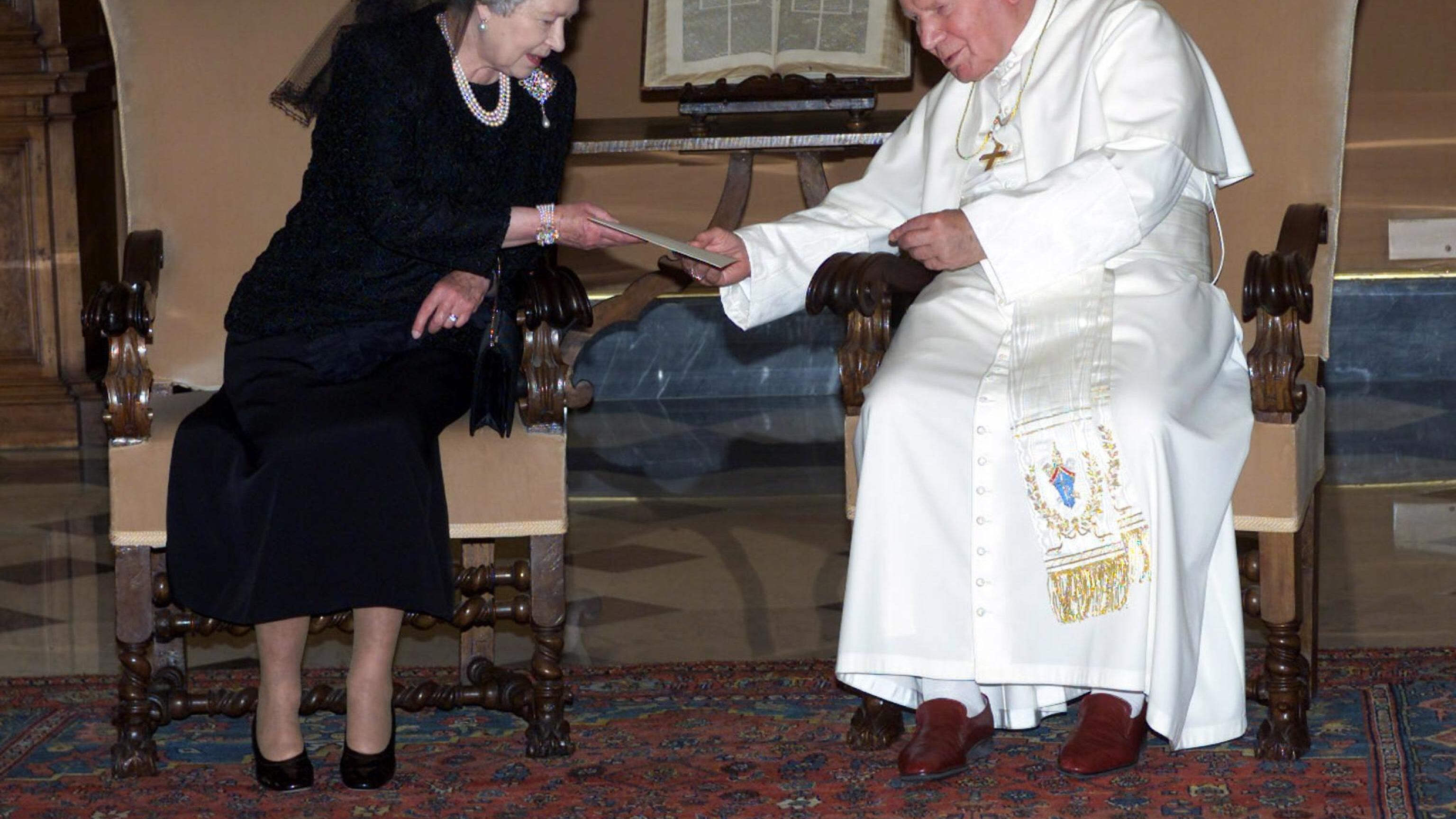 Dal tè con Wojtyla al whisky per Bergoglio: Elisabetta, una regina tra i papi