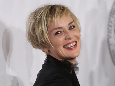 Sharon Stone, il seno sfugge dal costume 29