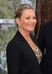 Kate Moss, reggiseno trasparente a Venezia 13