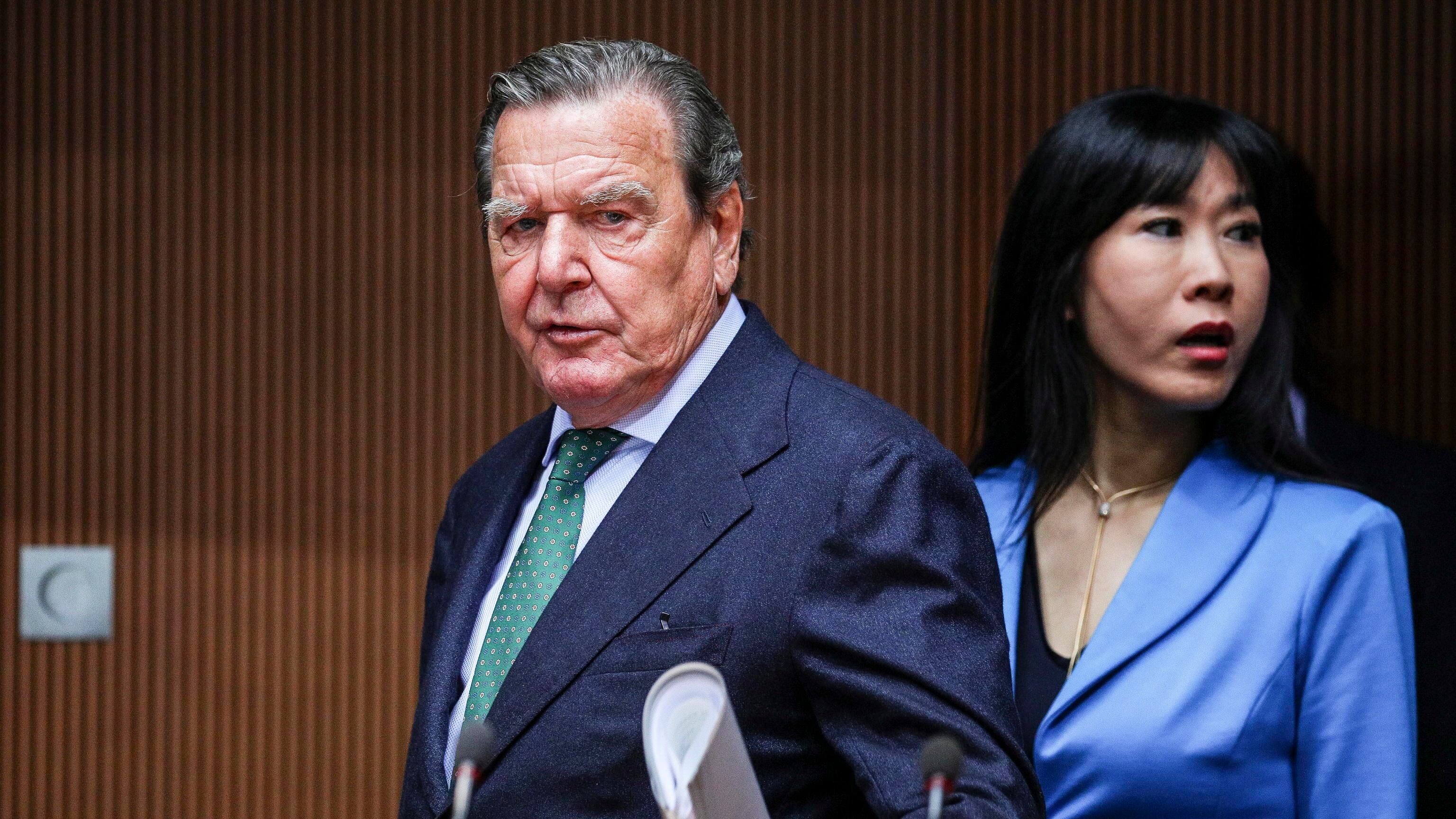 Schroeder si salva e resta aggrappato all'Spd. "Gli affari con Putin non sono contro le regole"