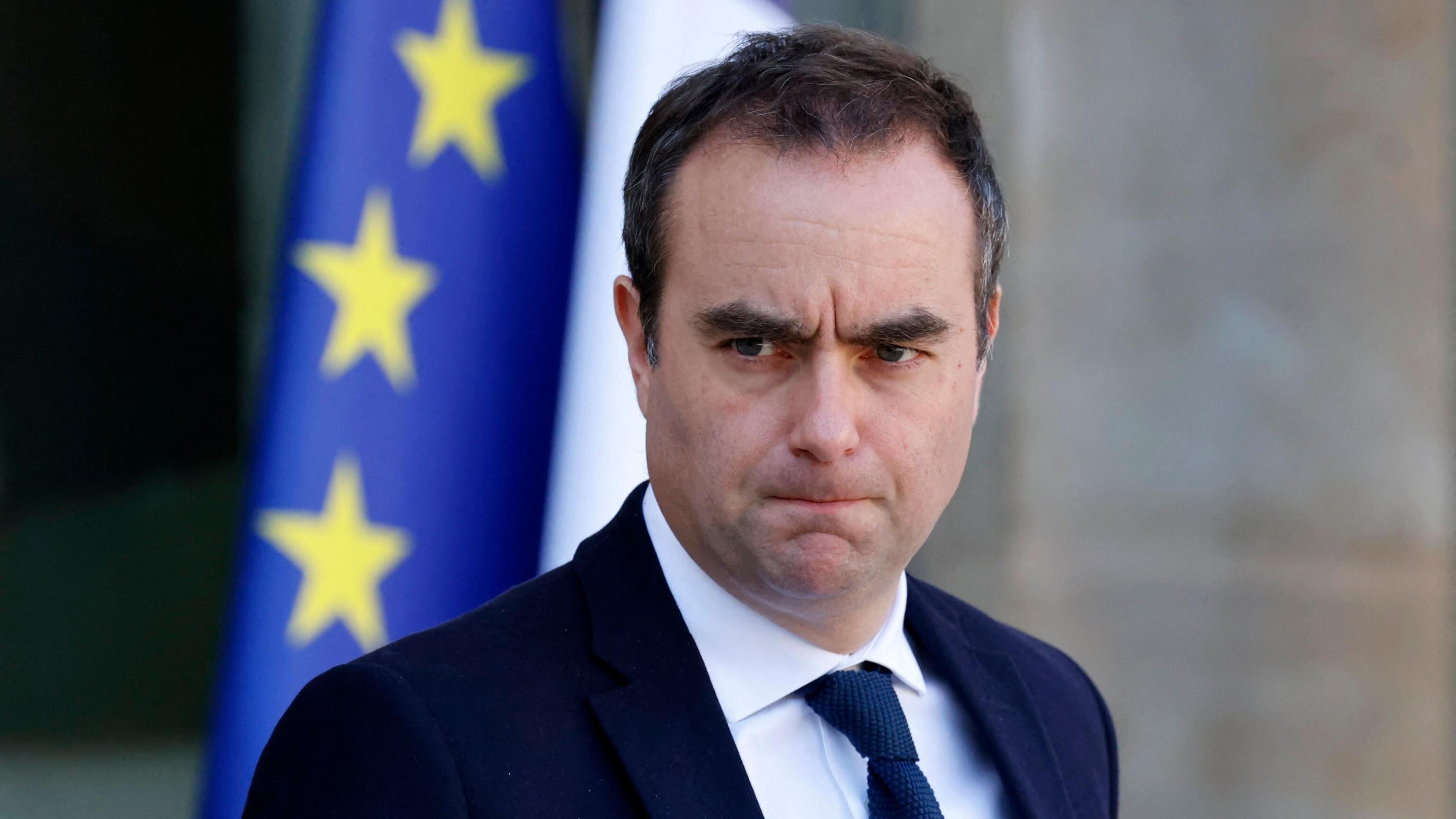 Lecornu premier a tempo di record. Macron tira dritto ma resta nella bufera. Destra e sinistra chiedono la sua testa