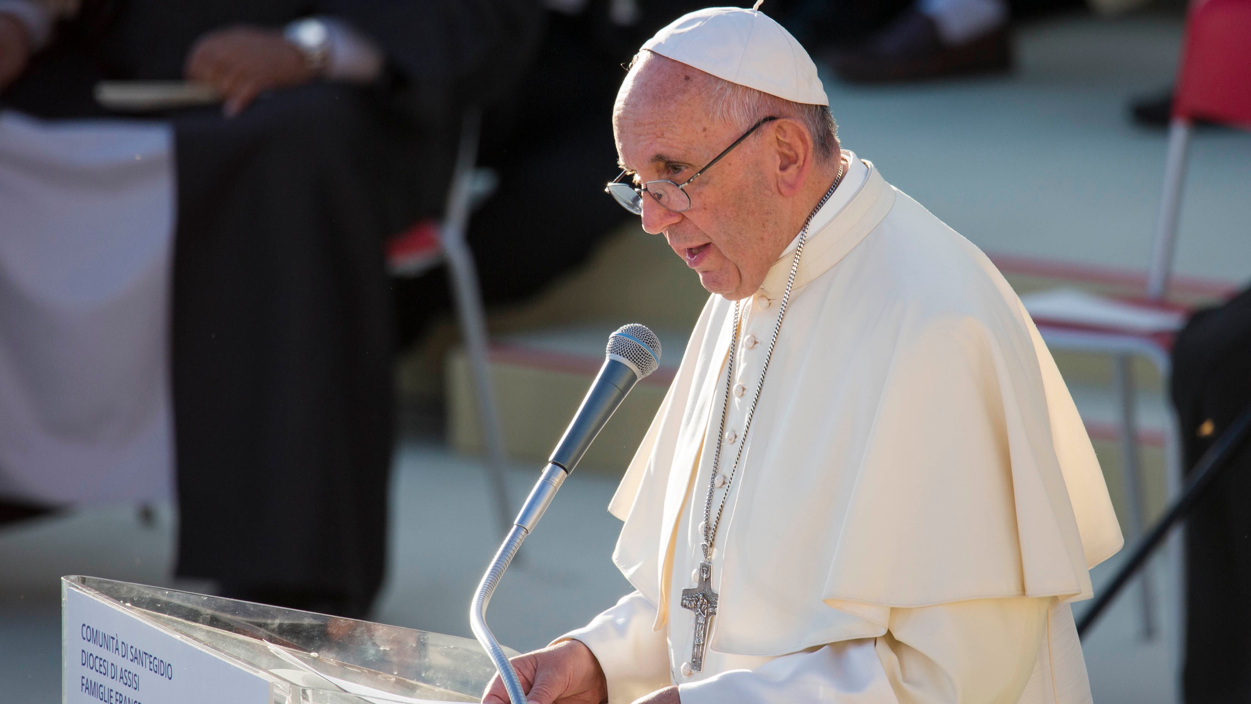 Il Papa demolisce il gender: "Una guerra al matrimonio"